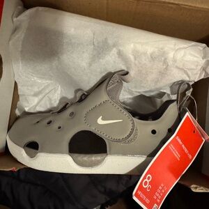 Nike Toddler boys 8C Gray and Black Athletic Shoes NWT